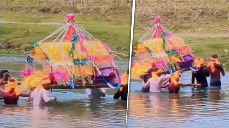 बिहार के कटिहार में सिस्टम शर्मसार: पुल के अभाव में कंधे पर अर्थी लेकर नदी पार करने को मजबूर ग्रामीण