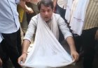 नरेश मीणा ने एसडीएम कार्यालय के बाहर झोली फैलाकर मांगी खाद की भीख