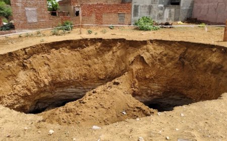 बीकानेर के नोखा में धंसी जमीन: 40 फीट गहरा गड्ढा बनने से रिहायशी इलाके में दहशत