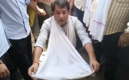 नरेश मीणा ने एसडीएम कार्यालय के बाहर झोली फैलाकर मांगी खाद की भीख