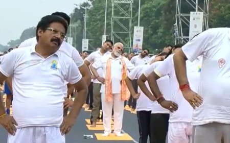 अंतरराष्ट्रीय योग दिवस 2026: कोलकाता में 35000 लोगों के साथ पीएम मोदी ने किया योग