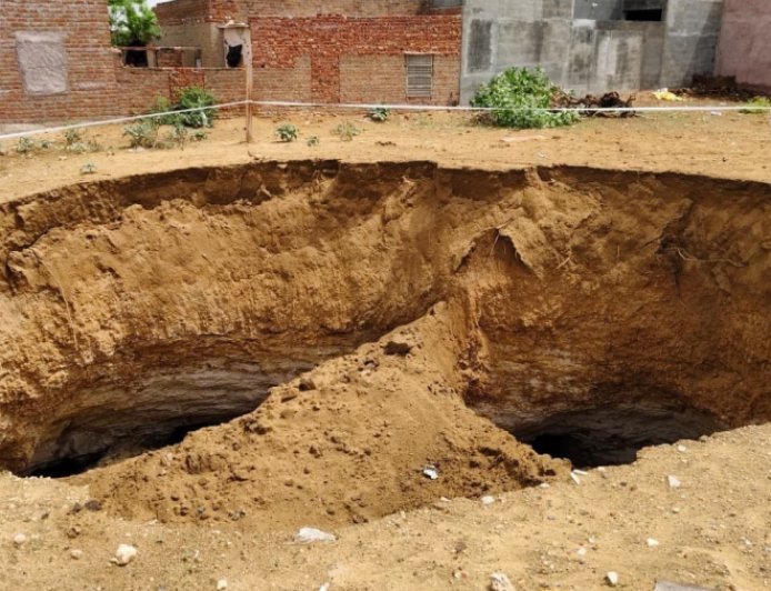 बीकानेर के नोखा में धंसी जमीन: 40 फीट गहरा गड्ढा बनने से रिहायशी इलाके में दहशत