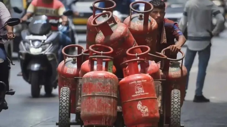 उज्ज्वला योजना के लाभार्थियों को झटका, सरकार ने सब्सिडी वाले सिलेंडरों की संख्या 9 से घटाकर 4 की