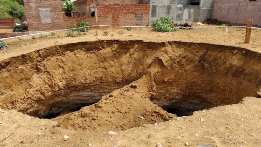 बीकानेर के नोखा में धंसी जमीन: 40 फीट गहरा गड्ढा बनने से रिहायशी इलाके में दहशत