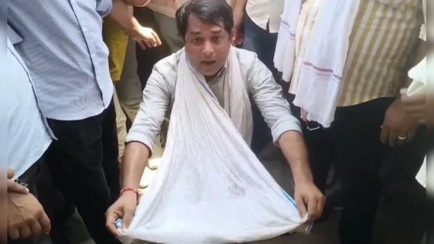 नरेश मीणा ने एसडीएम कार्यालय के बाहर झोली फैलाकर मांगी खाद की भीख