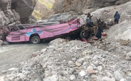 पाकिस्तान में भीषण सड़क हादसा: खाई में गिरी यात्रियों से भरी बस, 40 की मौत
