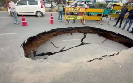 जयपुर की मेन टोंक रोड बारिश के बाद धंसी, कैलाश टॉवर के सामने बना बड़ा गड्ढा