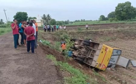 अहिल्यानगर में 50 बच्चों से भरी स्कूल बस पलटी, 15 छात्र घायल, एक की हालत गंभीर