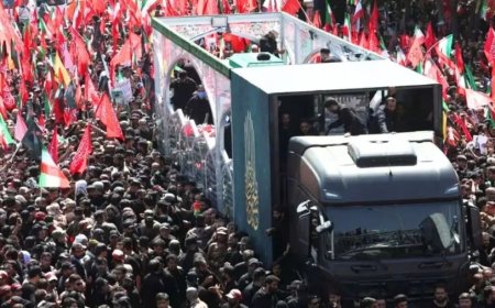 अयातुल्ला अली खामेनेई मशहद में सुपुर्द-ए-खाक, अमेरिका और इजराइल के खिलाफ भारी आक्रोश