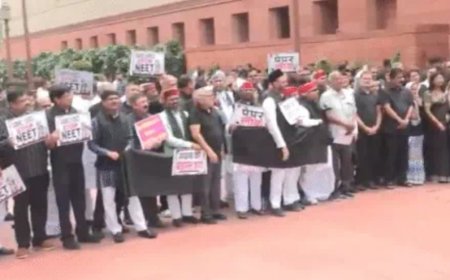 राहुल गांधी और विपक्षी सांसदों का काले कपड़ों में प्रदर्शन, नीट पेपर लीक पर संसद में भारी हंगामा