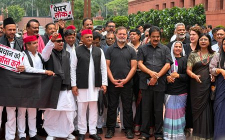 विपक्षी सांसदों का काले कपड़ों में संसद में प्रदर्शन, छात्रों के मुद्दों पर सरकार को घेरा