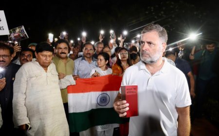 राहुल गांधी की गांधीगीरी: नीट विरोध के बीच इंडिया गठबंधन के नेताओं के साथ पहुंचे गांधी स्मृति