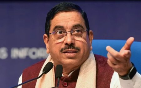 प्रह्लाद जोशी बने नए शिक्षा मंत्री: प्रधान के इस्तीफे के बाद मिली बड़ी जिम्मेदारी, जानें उनकी शिक्षा और सफर