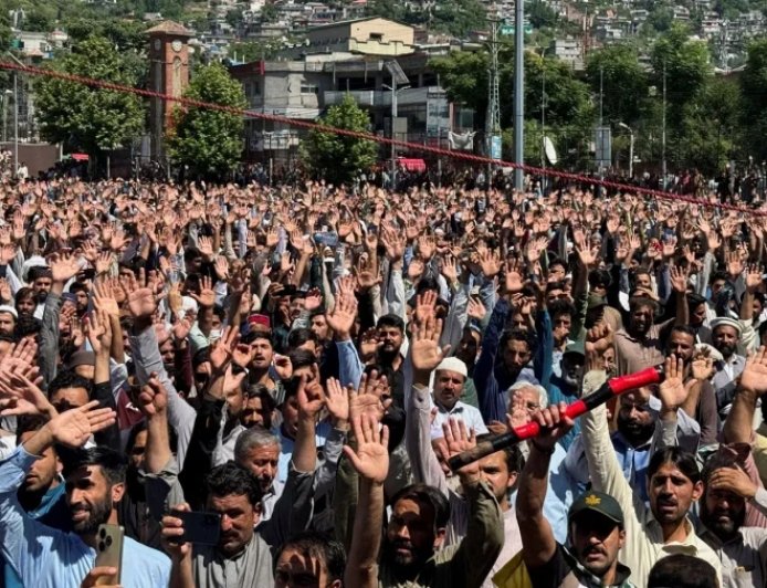 PoK में बवाल: पाकिस्तानी सेना ने 40 हजार प्रदर्शनकारियों पर चलाईं गोलियां, भारी तनाव