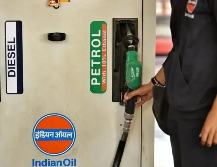 E20 पेट्रोल पर सरकार का बड़ा स्पष्टीकरण: माइलेज, इंजन और कीमत से जुड़े हर सवाल का जवाब
