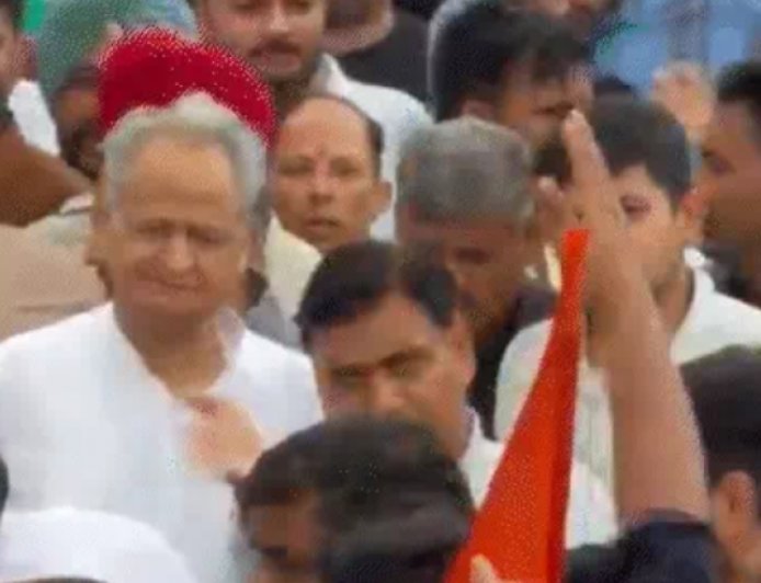 जयपुर में कांग्रेस का उग्र प्रदर्शन: डोटासरा से धक्का-मुक्की और वाटर कैनन का इस्तेमाल