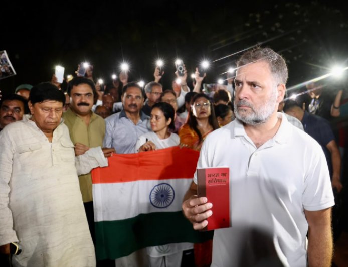 राहुल गांधी की गांधीगीरी: नीट विरोध के बीच इंडिया गठबंधन के नेताओं के साथ पहुंचे गांधी स्मृति