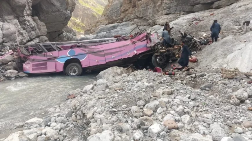 पाकिस्तान में भीषण सड़क हादसा: खाई में गिरी यात्रियों से भरी बस, 40 की मौत