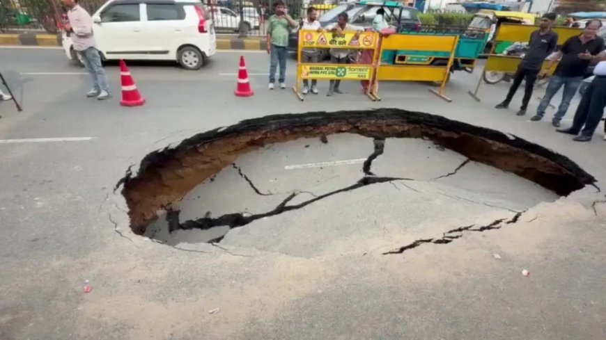 जयपुर की मेन टोंक रोड बारिश के बाद धंसी, कैलाश टॉवर के सामने बना बड़ा गड्ढा