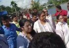 ममता बनर्जी के काफिले पर हमला: प्रदर्शनकारियों ने गाड़ी पर फेंका कीचड़ और जूता