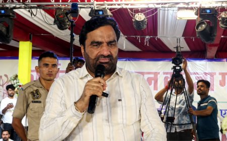 हनुमान बेनीवाल ने चूरू में मंच पर फेंका माइक, शोर से नाराज होकर बीच में छोड़ा कार्यक्रम