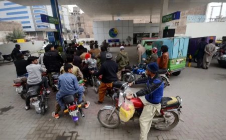 पाकिस्तान में पेट्रोल पंप हड़ताल: डीलरों ने 15 अगस्त से दी अनिश्चितकालीन बंदी की चेतावनी