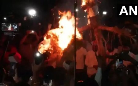रांची में छात्रों ने फूंका हेमंत सोरेन राहुल गांधी और तेजस्वी का पुतला