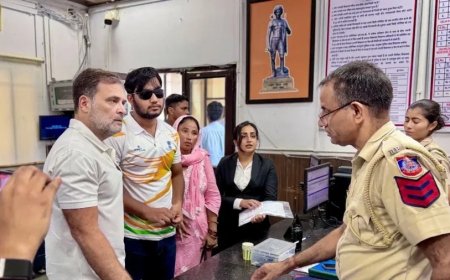 दिल्ली: डीसीपी दफ्तर के बाहर धरने पर राहुल और प्रियंका गांधी, पेलेट गन मामले में एफआईआर की मांग