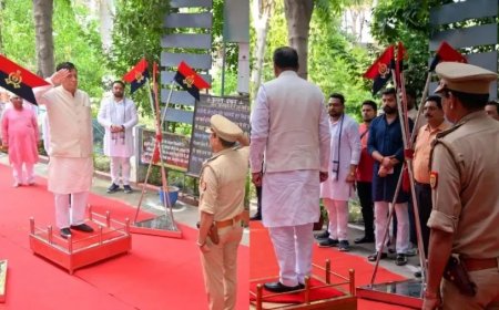 राष्ट्रगान के बीच से चले गए सतीश महाना, यूपी में सियासी घमासान शुरू