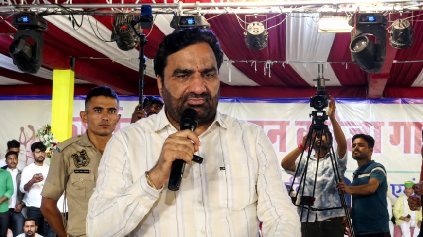 हनुमान बेनीवाल ने चूरू में मंच पर फेंका माइक, शोर से नाराज होकर बीच में छोड़ा कार्यक्रम