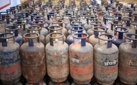 LPG Price Hike: कमर्शियल गैस सिलेंडर की कीमतों में बढ़ोतरी, जानें नए दाम
