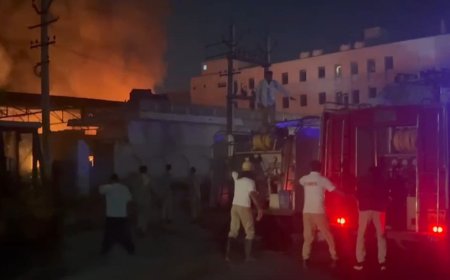 जयपुर के सीतापुरा में कार वर्कशॉप में भीषण आग, 8 लग्जरी गाड़ियां जलकर खाक