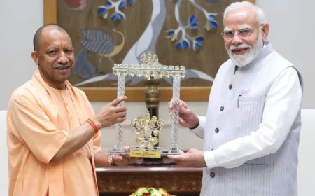 सीएम योगी आदित्यनाथ ने पीएम मोदी से की मुलाकात, दिल्ली दौरे पर अमित शाह और नितिन नवीन से भी होगी चर्चा