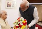 सार्वजनिक जीवन के 25 साल पूरे होने पर LK आडवाणी से मिले PM मोदी