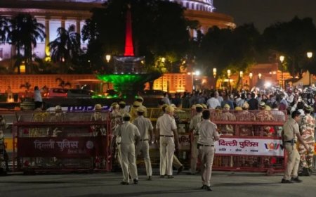 दिल्ली में सुरक्षा सख्त: इंटरनेट बंद और 75 ट्रेनें रद्द, प्रदर्शन से पहले किलेबंदी