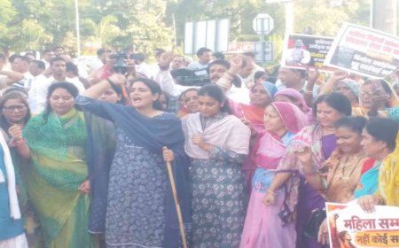 जेएनयू प्रकरण: कांग्रेस सांसद की गिरफ्तारी की मांग को लेकर जयपुर में भाजपा महिला मोर्चा का उग्र प्रदर्शन