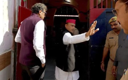 बड़ा राजनीतिक धमाका, रामपुर जेल में आजम खान से मिले अखिलेश यादव, बोले- करप्ट अफसरों को बनाया जा रहा हथियार