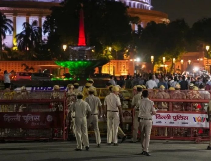 दिल्ली में सुरक्षा सख्त: इंटरनेट बंद और 75 ट्रेनें रद्द, प्रदर्शन से पहले किलेबंदी
