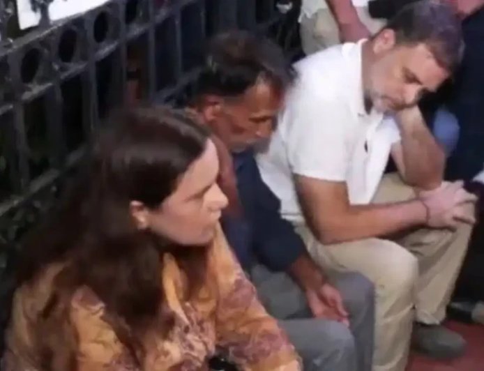 इंडिया गेट पहुंचे राहुल गांधी अंकिता भंडारी के माता पिता से की मुलाकात