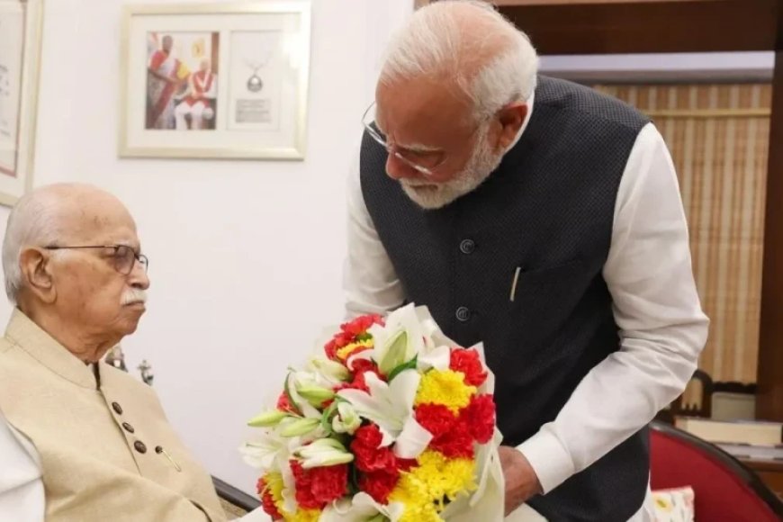 सार्वजनिक जीवन के 25 साल पूरे होने पर LK आडवाणी से मिले PM मोदी
