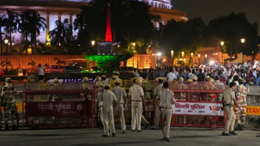 दिल्ली में सुरक्षा सख्त: इंटरनेट बंद और 75 ट्रेनें रद्द, प्रदर्शन से पहले किलेबंदी