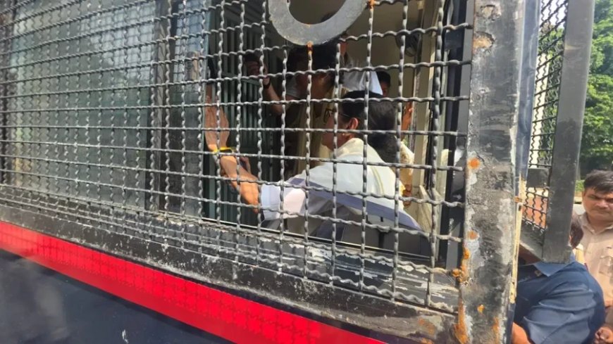 ममता बनर्जी हिरासत में: दिल्ली पुलिस ने टीएमसी नेताओं के खिलाफ की बड़ी कार्रवाई